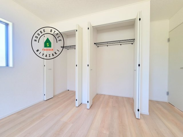 宮崎市恒久第14-4棟（6号棟）の収納|洋服や大きな荷物が多い方や人数の多いご家族などは、一般的なクローゼットよりもウォークインクローゼットのほうが使い勝手が良いです。