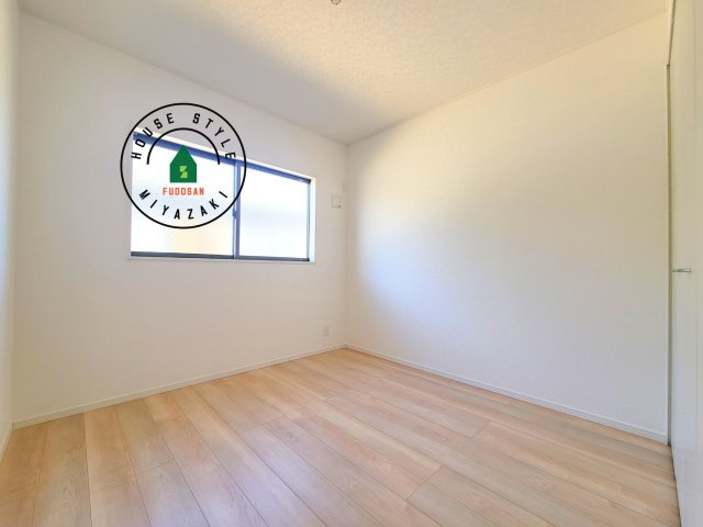 宮崎市恒久第14-4棟（6号棟）の洋室|柔らかい陽光が差し込む明るいお部屋を演出する設計。彩光の取れる窓が気持ちの良いお部屋を創り上げます。