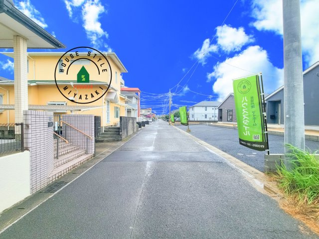 宮崎市恒久第14-4棟（6号棟）の前面道路含む現地写真|前面道路は閑静な住宅地をはしる車通りの少ない道路。お車の出し入れが苦手なママや小さなお子様にも安心ですね。しっかり舗装もされているので、ベビーカーや自転車で通っても快適に通行できます。