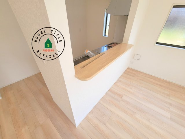 宮崎市恒久第14-4棟（6号棟）のダイニング|キッチンから立ち込める香りが今日の料理を期待させます。