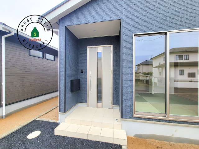 宮崎市恒久第14-4棟（6号棟）の玄関|おでかけの時も帰った時も、「我が家」を最初に感じでもらえる素敵な空間に。