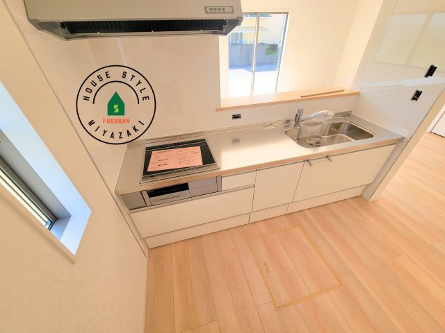 宮崎市恒久第14-4棟（6号棟）のキッチン|ダイニングテーブルへの配膳がラクラク、お料理はかどるカウンター付きシステムキッチン！