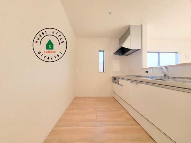 宮崎市恒久第14-4棟（6号棟）のキッチン|明るいキッチン作業スペースを多くとりました。ご夫婦でキッチンに立っても調理がしやすい広さです。食器類もすっきりと片付く収納は魅力的です。