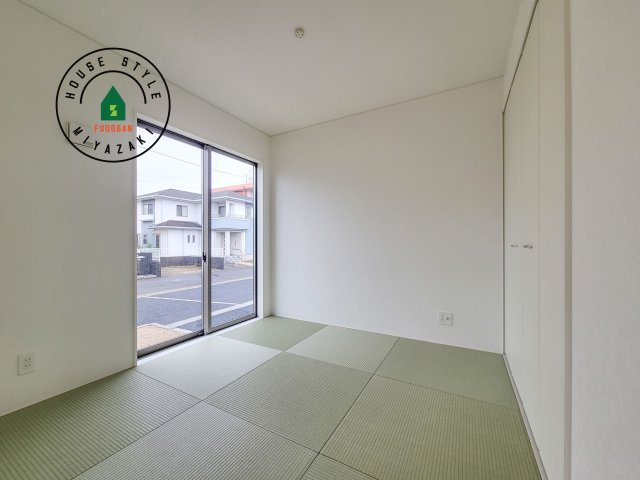 宮崎市恒久第14-4棟（6号棟）の和室|和室を上手に活用すると暮らし方の幅が広がります。例えば普段は開け放して、子供の小さいうちはお昼寝や遊びのスペースに。畳はソフトなので転んでもケガをしにくく安心です