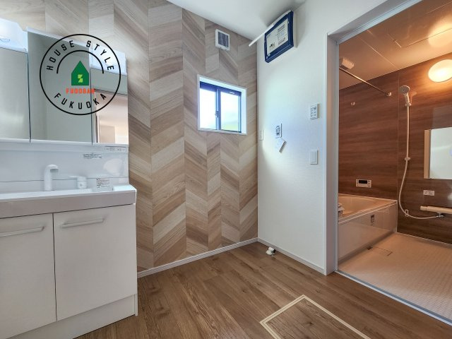 糸島市板持第1-1棟(1号棟)の脱衣所|ゆとりの洗面スペースで朝の身支度もスムーズに。暮らしを快適に変えるシャワー付洗面台です！