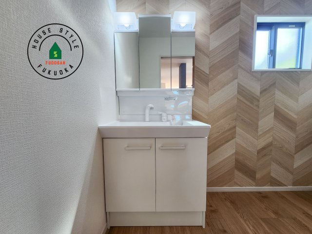 糸島市板持第1-1棟(1号棟)の独立洗面台|毎日使うものだから清潔な空間を保ちたい水回り。洗面にはそんな願いを解消させてくれる収納アイデアが満載です。三面鏡の裏側にはキャビネットが現れ小物から背の高い物まで収納できます。