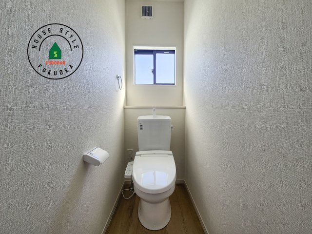 糸島市板持第1-1棟(1号棟)のトイレ|温水洗浄便座を完備しております。2ヶ所にトイレがあるのは朝の慌ただしい時間も安心です。