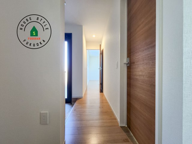 糸島市板持第1-1棟(1号棟)の内装|平屋はワンフロアしかないため、部屋と部屋の距離が近くなります。 生活音の緩衝材として廊下を活用するのがおすすめです。