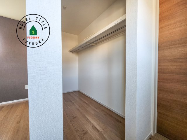 糸島市板持第1-1棟(1号棟)の収納|洋服や大きな荷物が多い方や人数の多いご家族などは、一般的なクローゼットよりもウォークインクローゼットのほうが使い勝手が良いです。