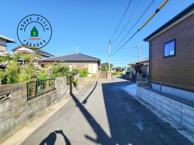 糸島市板持第1-1棟(1号棟)の前面道路含む現地写真|前面道路は閑静な住宅地をはしる車通りの少ない道路。お車の出し入れが苦手なママや小さなお子様にも安心ですね。しっかり舗装もされているので、ベビーカーや自転車で通っても快適に通行できます。