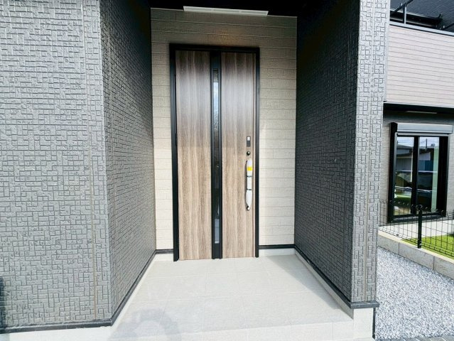 酒々井３期　新築戸建　2号棟の玄関