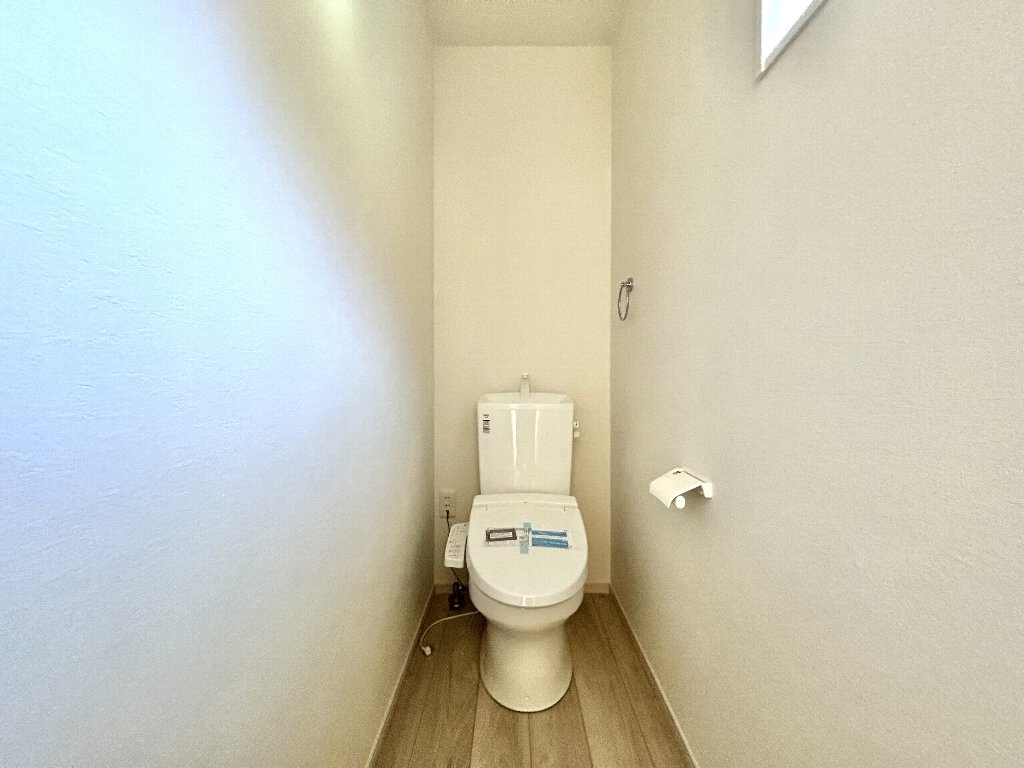 練馬区下石神井4丁目新築戸建　1号棟のトイレ|2階トイレはリビングから距離が確保されており、使用時のストレスを低減できます。
