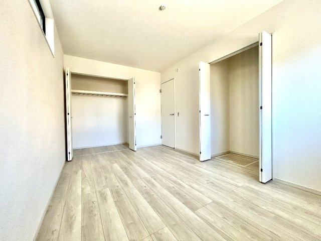 練馬区下石神井4丁目新築戸建　1号棟の洋室|1階約7.1帖洋室でございます。
ダブルクローゼットで大容量収納を確保しております。