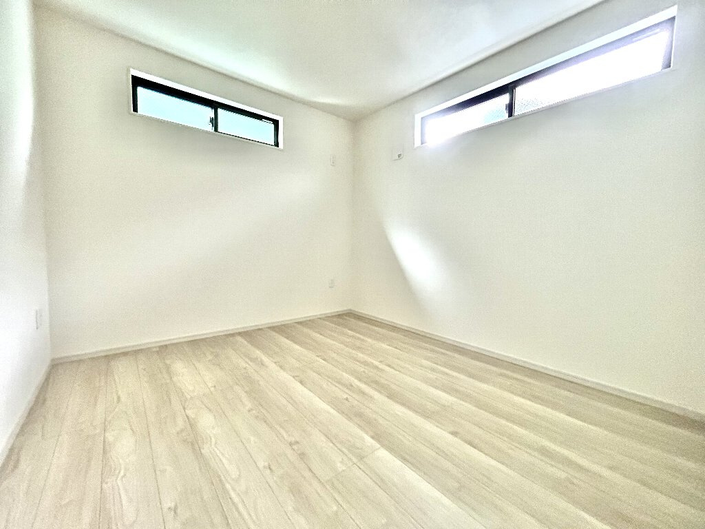 練馬区下石神井4丁目新築戸建　1号棟の洋室|1F約5.2帖洋室でございます。
各部屋2面採光、クローゼットのある設計でございます。