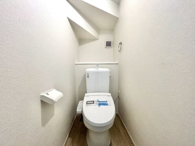 練馬区下石神井4丁目新築戸建　1号棟のトイレ|1階トイレを撮影。
各階トイレに温水洗浄便座を搭載しております。