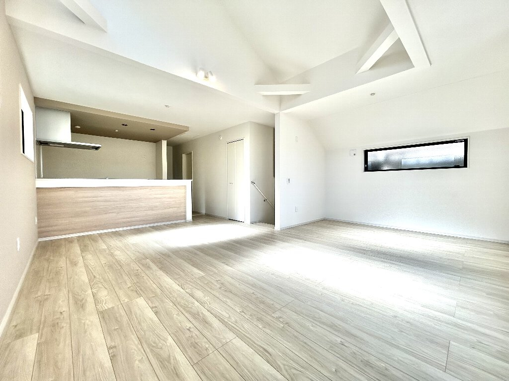 練馬区下石神井4丁目新築戸建　1号棟の居間・リビング|約21.6帖のLDKは2階という特徴を活かした勾配天井による開放感も魅力的です。