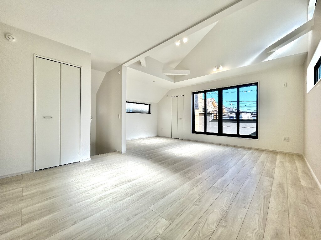 練馬区下石神井4丁目新築戸建　1号棟の居間・リビング|南、東側からの採光で明るく、気持ちの良いリビング空間でございます。