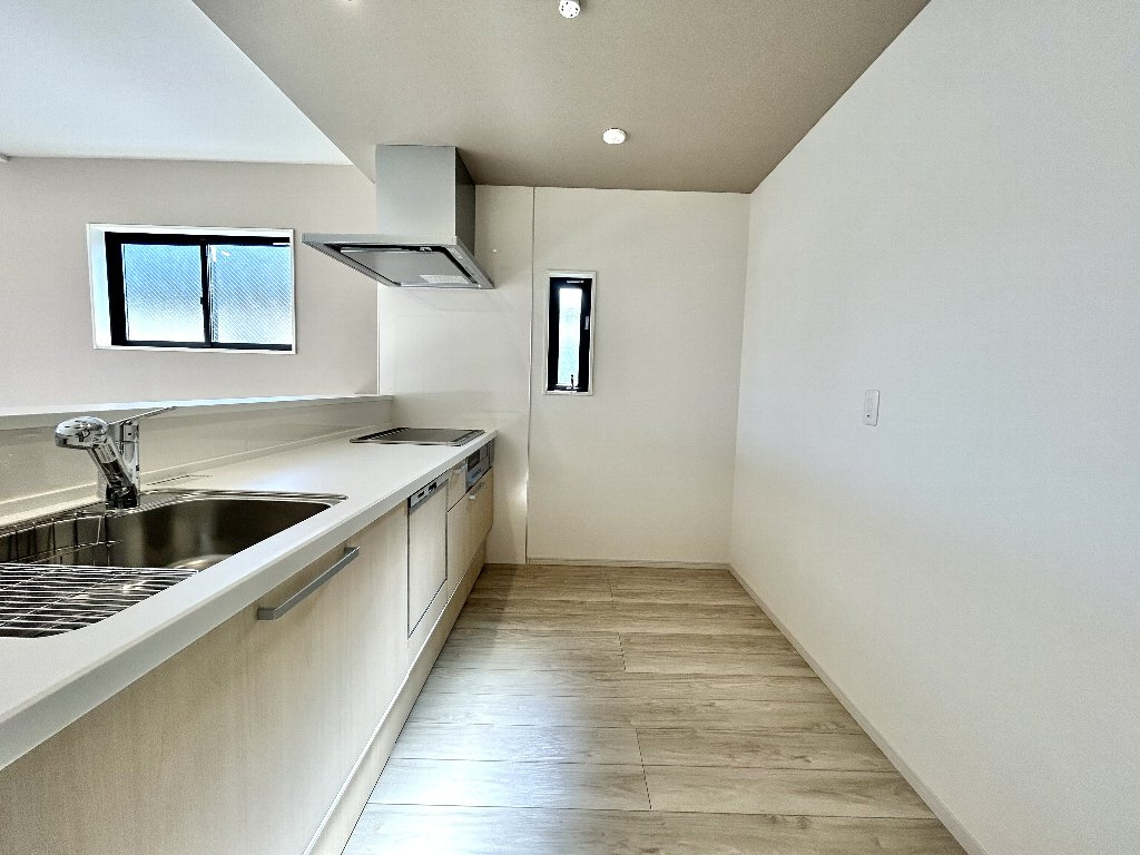 練馬区下石神井4丁目新築戸建　1号棟のキッチン|キッチンスペースには食器棚、冷蔵庫設置スペースがしっかりと確保で来ております。