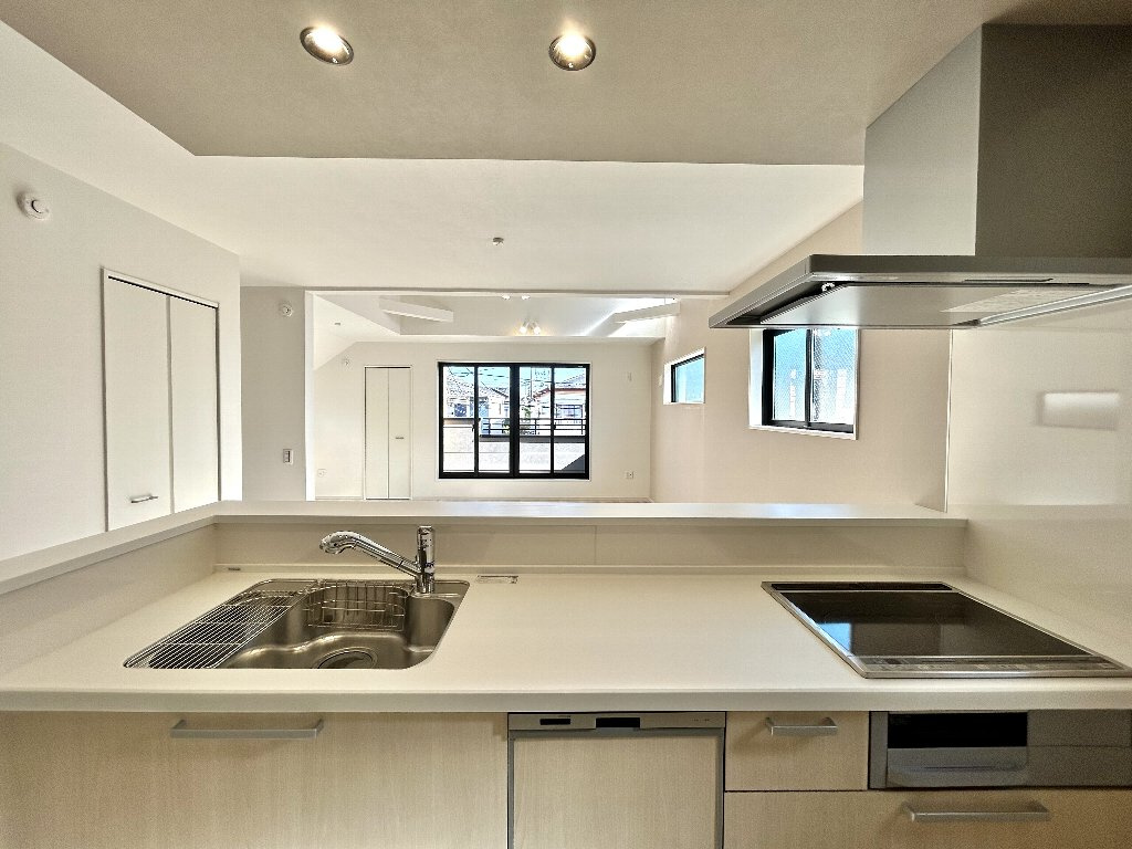 練馬区下石神井4丁目新築戸建　1号棟のキッチン|オール電化住宅につき、IHコンロがすっきりとした印象を高めております。
ビルトイン食洗器設置済みでございます。