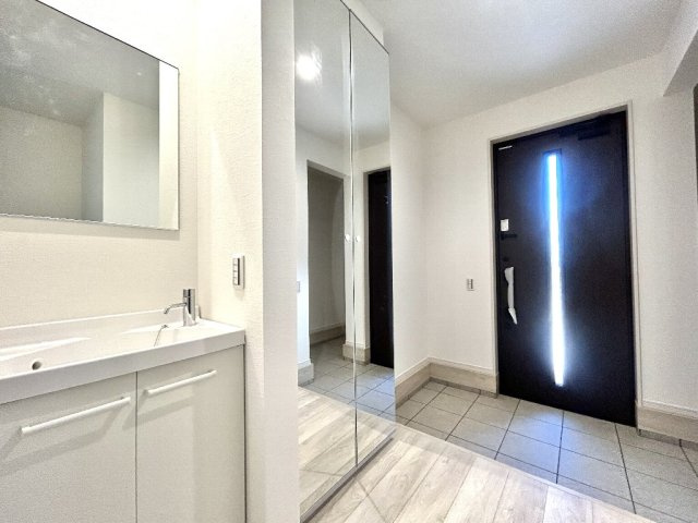 練馬区下石神井4丁目新築戸建　1号棟の玄関|玄関には独立手洗いが設置されており、衛生面にも配慮した設計でございます。