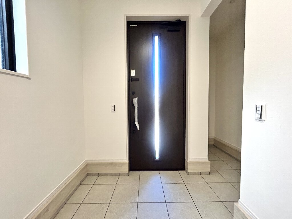 練馬区下石神井4丁目新築戸建　1号棟の玄関|シューズボックスの他に広い土間スペースがあり、様々な用途にご活用頂けます。