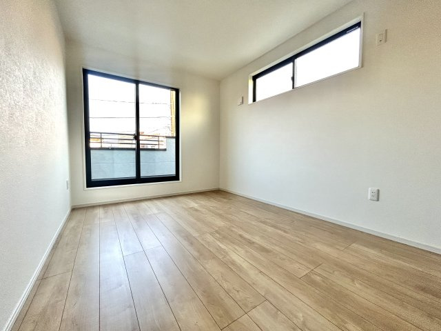 練馬区下石神井4丁目新築戸建　2号棟の洋室|2階8帖洋室でございます。
広さのあるバルコニーとWICがございます。