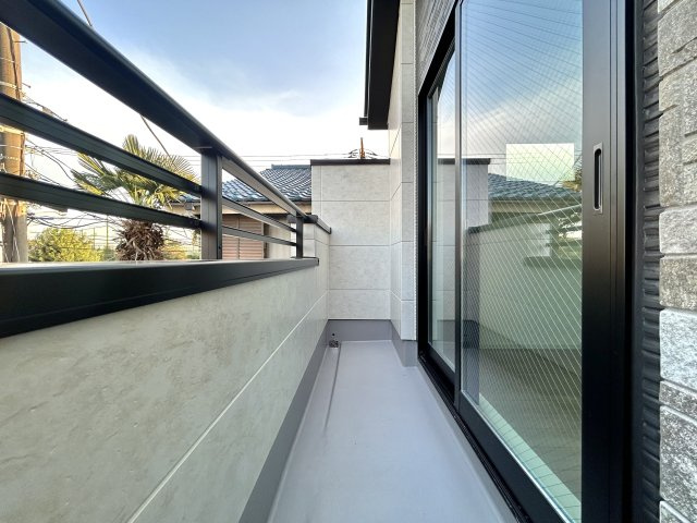 練馬区下石神井4丁目新築戸建　2号棟のバルコニー|東、南側から日当りを確保できるバルコニーでございます。