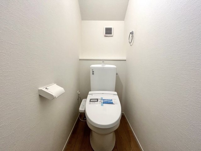 練馬区下石神井4丁目新築戸建　2号棟のトイレ|2階トイレでございます。
各階にウォシュレットを備えております。