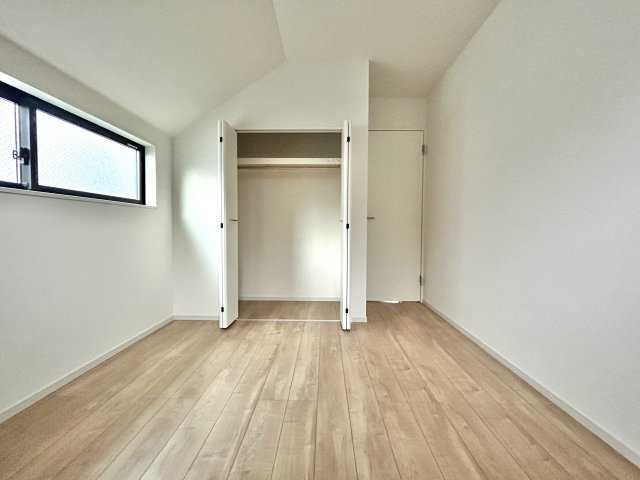 練馬区下石神井4丁目新築戸建　2号棟の洋室|2階5.2帖洋室でございます。
各室2面採光となっております。