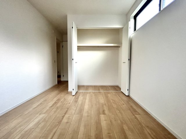 練馬区下石神井4丁目新築戸建　2号棟の洋室|2階5.7帖洋室でございます。
南、西側の2面採光、クローゼット付です。