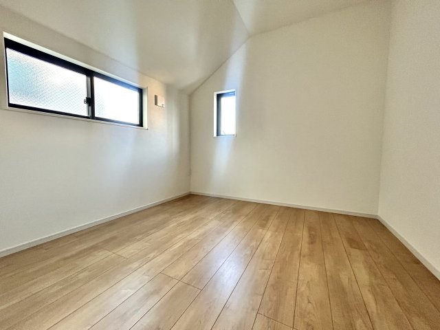 練馬区下石神井4丁目新築戸建　2号棟の洋室|2階4.5帖洋室でございます。
東、北側からの2面採光でございます。