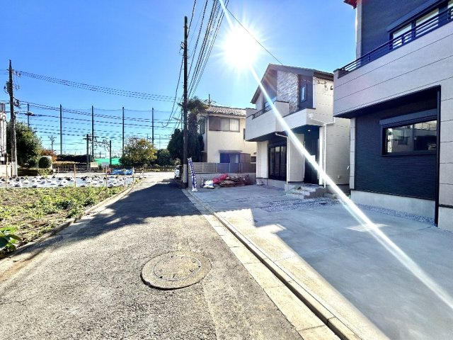 練馬区下石神井4丁目新築戸建　2号棟の前面道路含む現地写真|前面は幅員4ｍの通り抜けのない道路となっております。