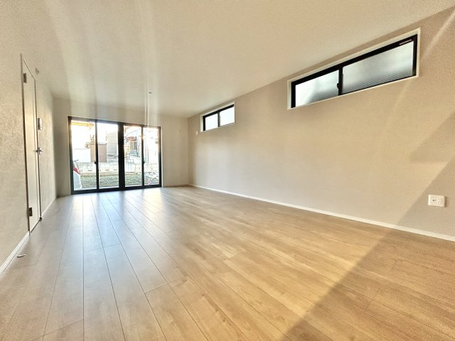 練馬区下石神井4丁目新築戸建　2号棟の居間・リビング|南側、東側の2面採光設計のリビングでございます。