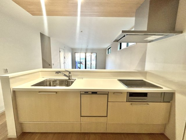 練馬区下石神井4丁目新築戸建　2号棟のキッチン|オール電化住宅につき、IHコンロを備えたシステムキッチンでございます。
ビルトイン食洗器も設置済みです。