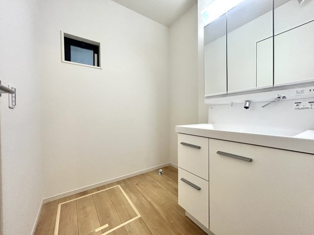 練馬区下石神井4丁目新築戸建　2号棟の独立洗面台|洗面、洗濯スペースを撮影。
収納棚等の設置にもゆとりがございます。