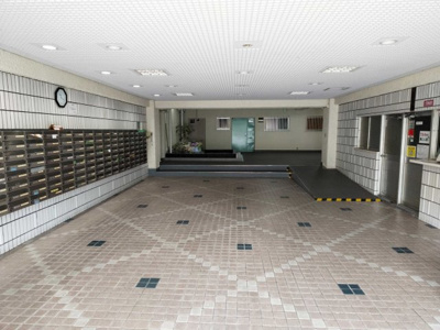 【エントランス】 | 金剛グリーンハイツ | メールボックスの前は管理人室（右側）