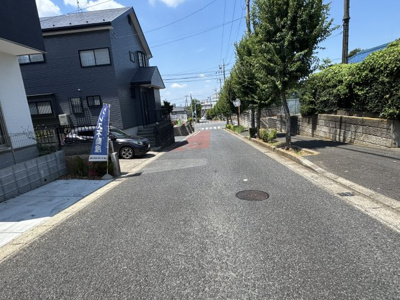 【前面道路含む現地写真】 | 流山市加２丁目新築戸建【流山北小学校：4分】 | 北側前面道路・幅員約9ｍ
