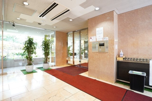 ルネ御苑プラザのロビー|オートロック完備