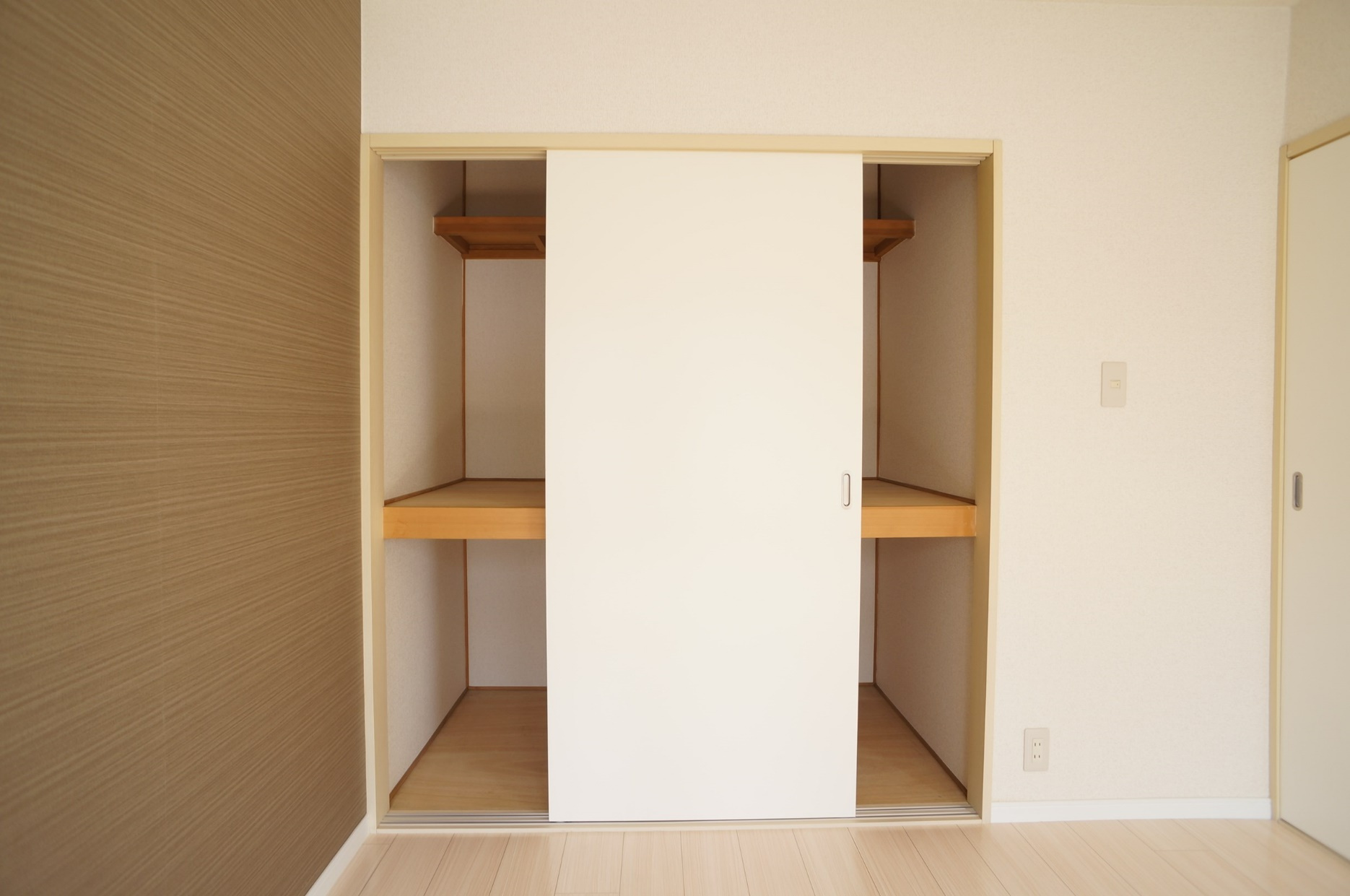 ポーエルⅥ　Ｃ棟の収納|枕棚も付いているのでタップリ収納できます♪