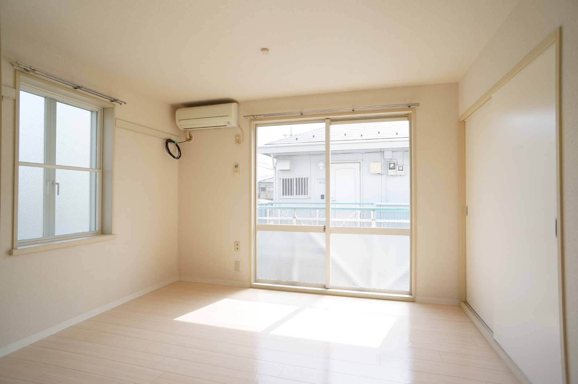 ポーエルⅥ　Ｃ棟の寝室|窓が２面に有るので明るい室内♪