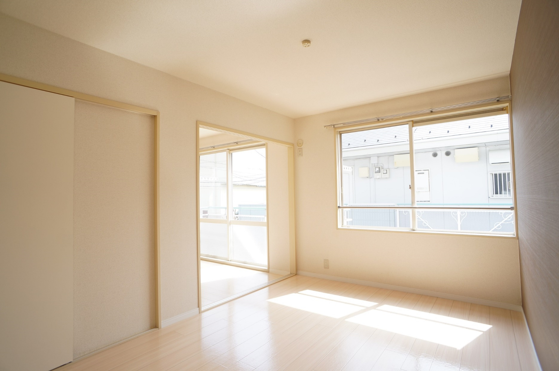 ポーエルⅥ　Ｃ棟の居間・リビング|南向きのお部屋で日当たり良好♪