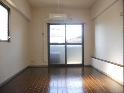 ジュネス堀川の居間・リビング|洋室