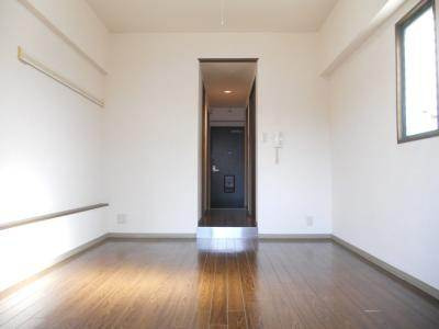 ジュネス堀川の洋室