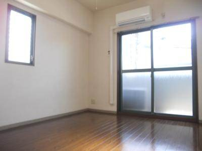 ジュネス堀川の居間・リビング|洋室