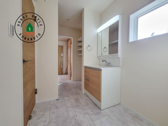 熊本市北区麻生田5丁目第7-2棟（2号棟）の脱衣所|ゆとりの洗面スペースで朝の身支度もスムーズに。暮らしを快適に変えるシャワー付洗面台です！