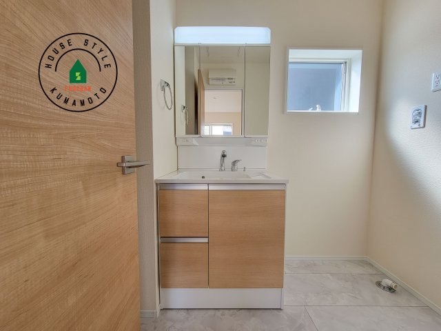 熊本市北区麻生田5丁目第7-2棟（2号棟）の独立洗面台|毎日使うものだから清潔な空間を保ちたい水回り。洗面にはそんな願いを解消させてくれる収納アイデアが満載です。三面鏡の裏側にはキャビネットが現れ小物から背の高い物まで収納できます。