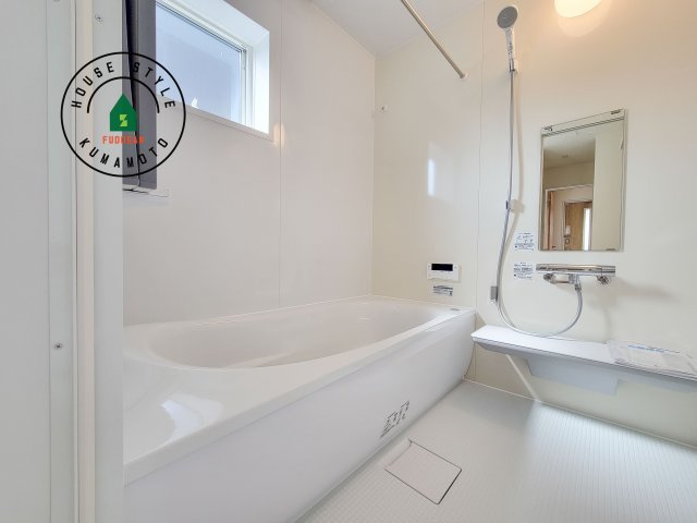 熊本市北区麻生田5丁目第7-2棟（2号棟）の浴室|1日の疲れを癒してくれる広々バスルーム。雨の日のお洗濯にも大活躍な浴室乾燥機付です！