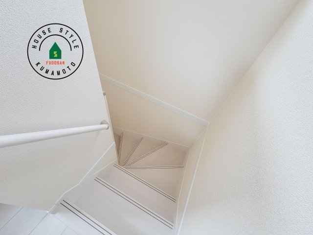 熊本市北区麻生田5丁目第7-2棟（2号棟）の内装|＜手すり付階段＞手すりがないと階段の昇り降りで危険なことはもちろん、壁に手をつきながら歩くことで壁紙が汚れやすくなります。すべての方に快適に昇り降りしていただくため、手すりを設置しました。