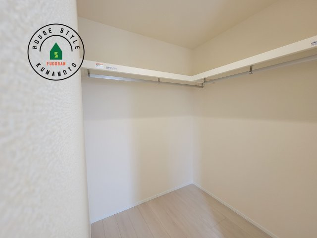 熊本市北区麻生田5丁目第7-2棟（2号棟）の収納|洋服や大きな荷物が多い方や人数の多いご家族などは、一般的なクローゼットよりもウォークインクローゼットのほうが使い勝手が良いです。