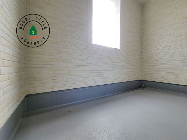 熊本市北区麻生田5丁目第7-2棟（2号棟）のバルコニー|風をしっかりと感じられるバルコニーでは、毎日が洗濯日和です。広々としているので洗濯も楽しくなるでしょうし、気分転換にバルコニーからの眺めを楽しむのもいいでしょう。